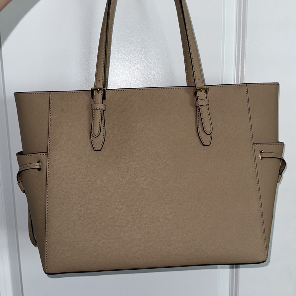 MK Purse - Picture 3 of 3